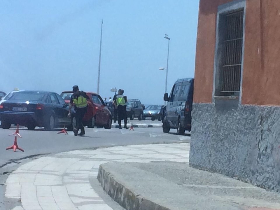 Policías controlan el tráfico de droga en el Campo de Gibraltar.