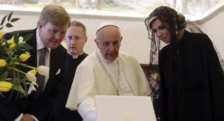 Los reyes de Holanda visitan al Papa Francisco en el Vaticano.