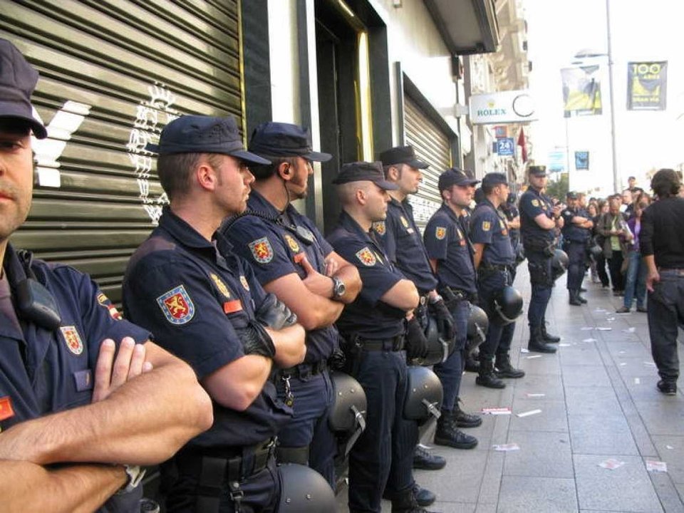 Policías nacionales en la Gran Vía de Madrid.