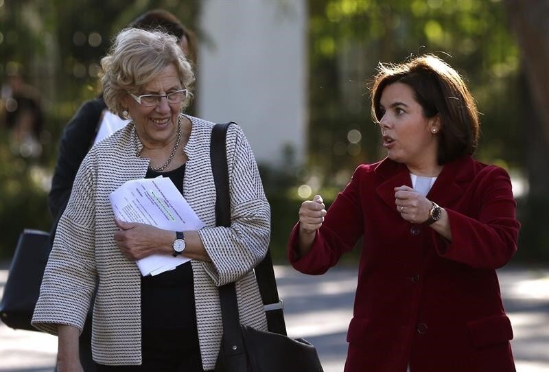 Manuela Carmena y Soraya S&aacute;enz de Santamar&iacute;a.