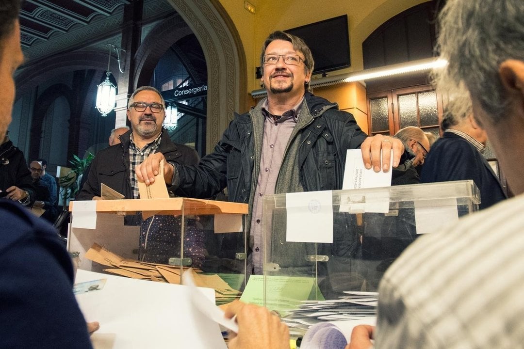 Xavier Domènech votan en las elecciones generales.
