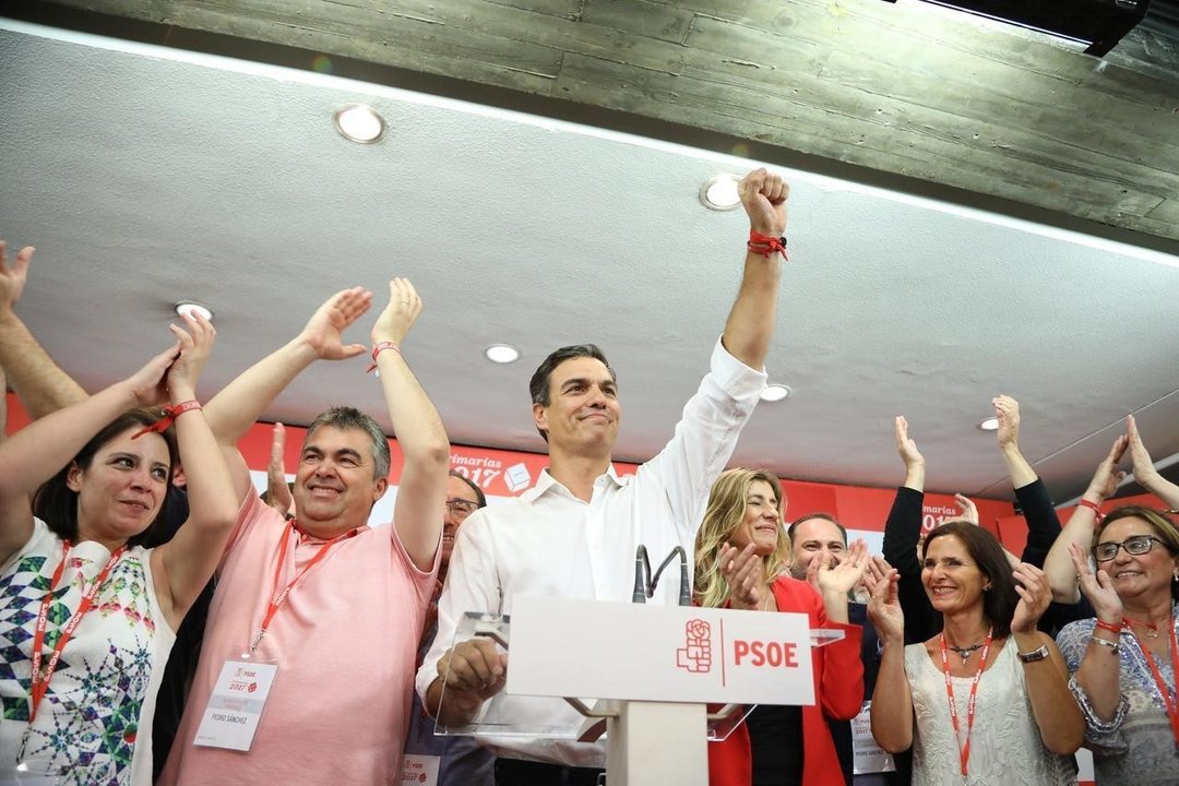 Pedro Sánchez celebra con sus fieles la victoria en las primarias de mayo de 2017.