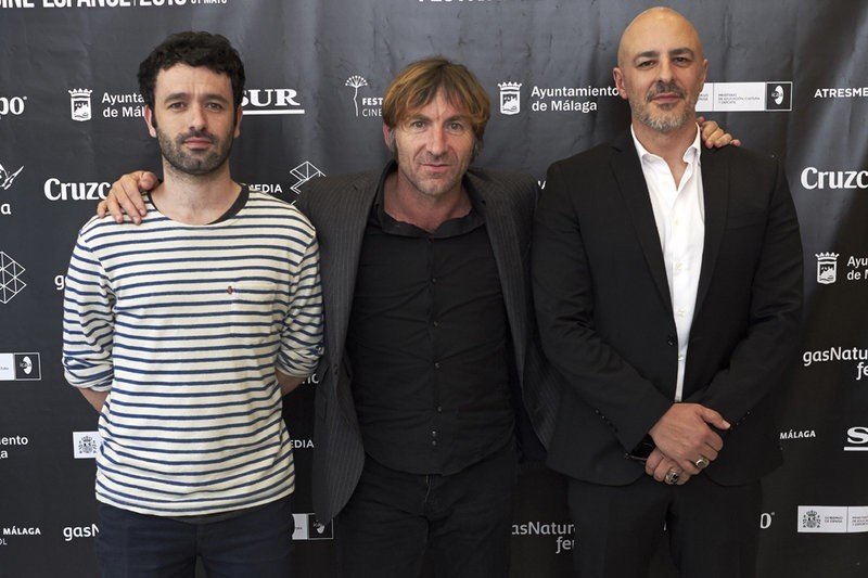 A la izquierda, el director de la 'As Bestas, Rodrigo Sorogoyen, junto a los actores Antonio de la Torre y Roberto Álamo, protagonistas de su anterior película, 'Que Dios nos perdone'.