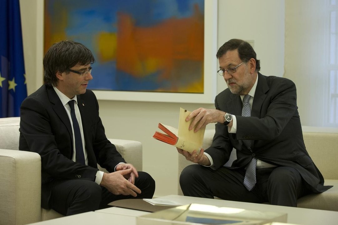 Carles Puigdemont y Mariano Rajoy en el Palacio de la Moncloa.