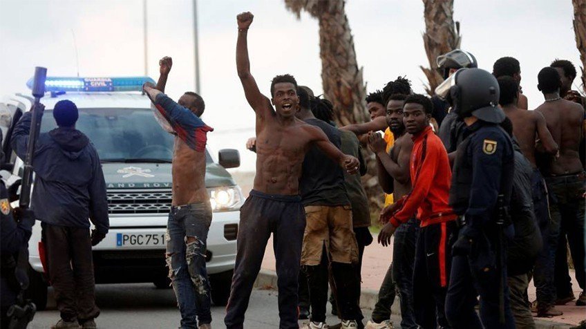 Algunos de los inmigrantes que entraron por el paso fronterizo de Ceuta.