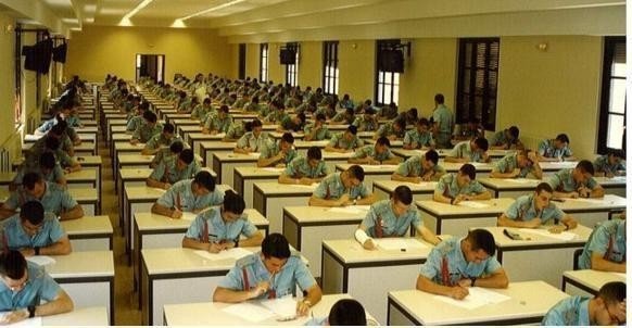 Alumnos de la Academia General Militar realizando una prueba escrita. 