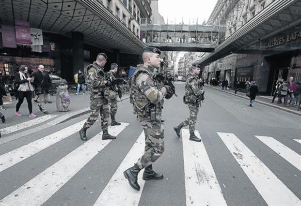 Militares franceses, en las calles de París.