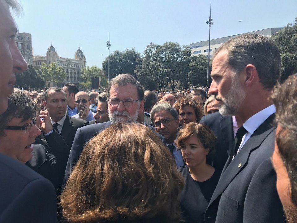 Felipe VI, junto a distintas autoridades en el homenaje a las víctimas de Barcelona.