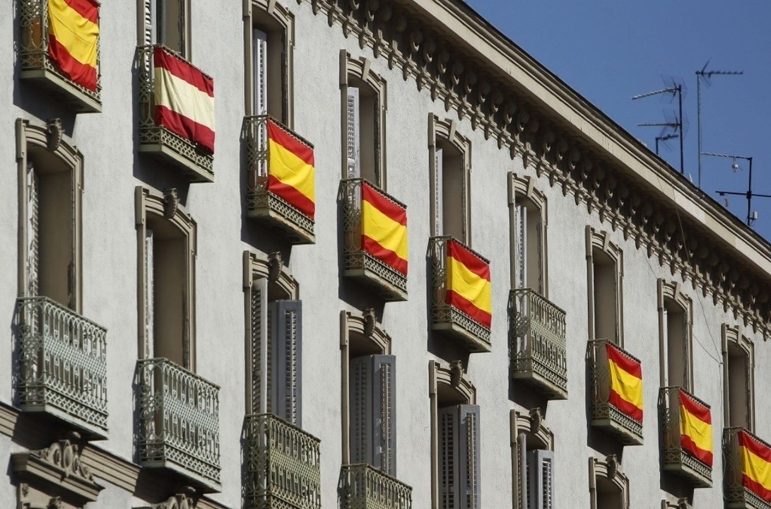 Balcones con banderas de España.