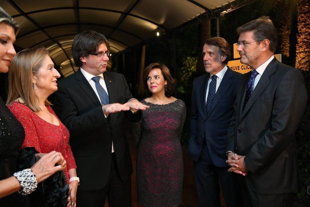Carles Puigdemont, con Soraya Sáenz de Santamaría y Rafael Catalá.