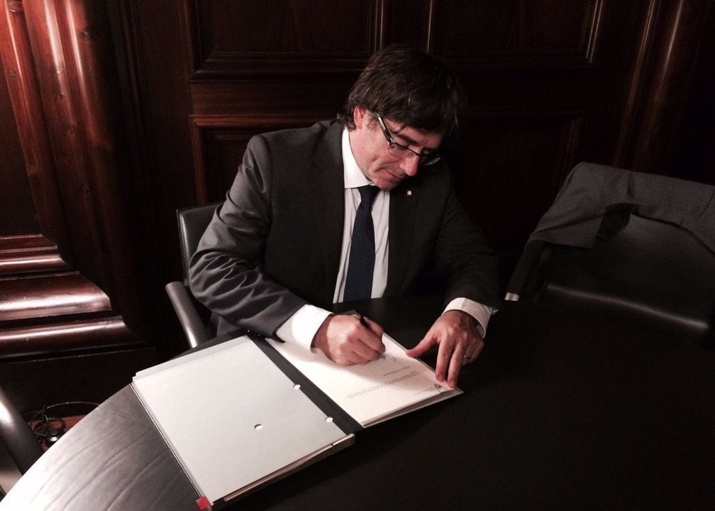Carles Puigdemont firma la Ley del Referéndum.