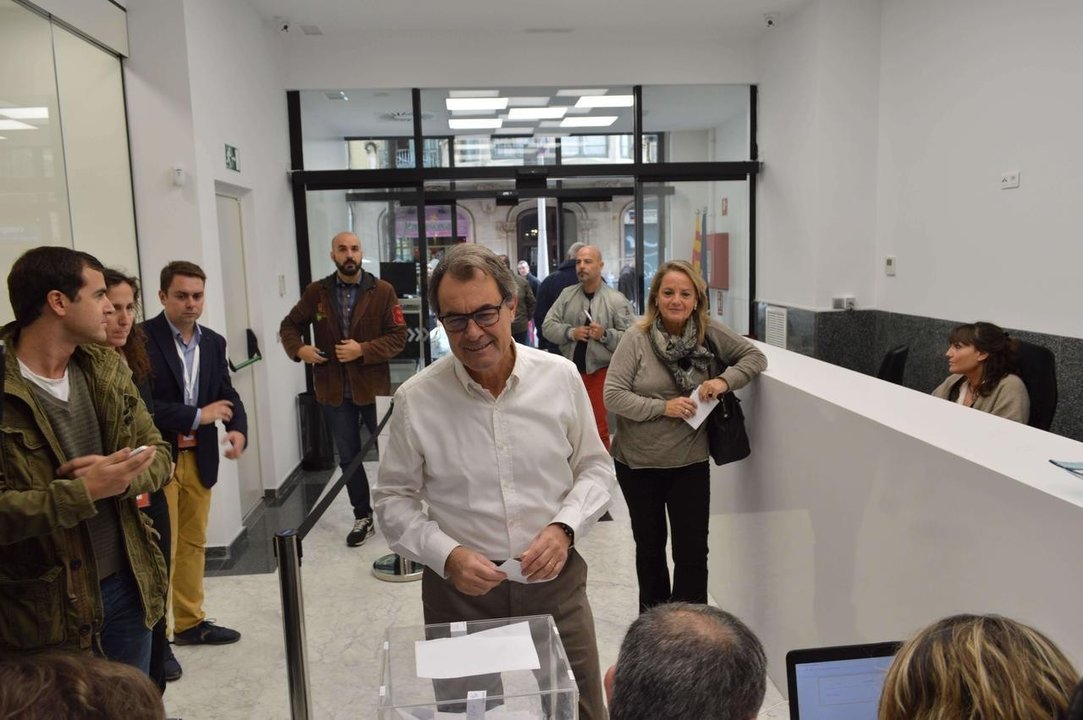 Artur Mas participa en una votación interna del PDeCAT.