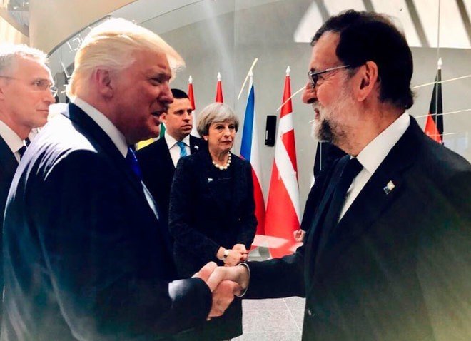 Donald Trump y Mariano Rajoy se saludan en una cumbre de la OTAN