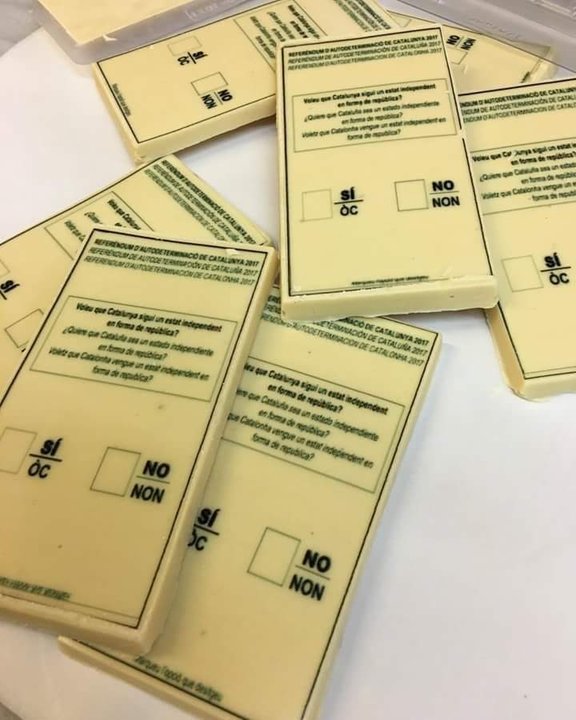 Chocolatinas de las papeletas del referéndum independentista.