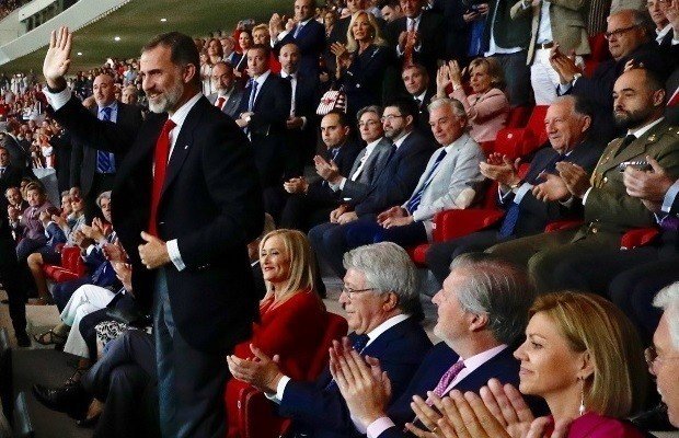 Felipe VI saluda desde el palco del estadio Wanda Metropolitano.