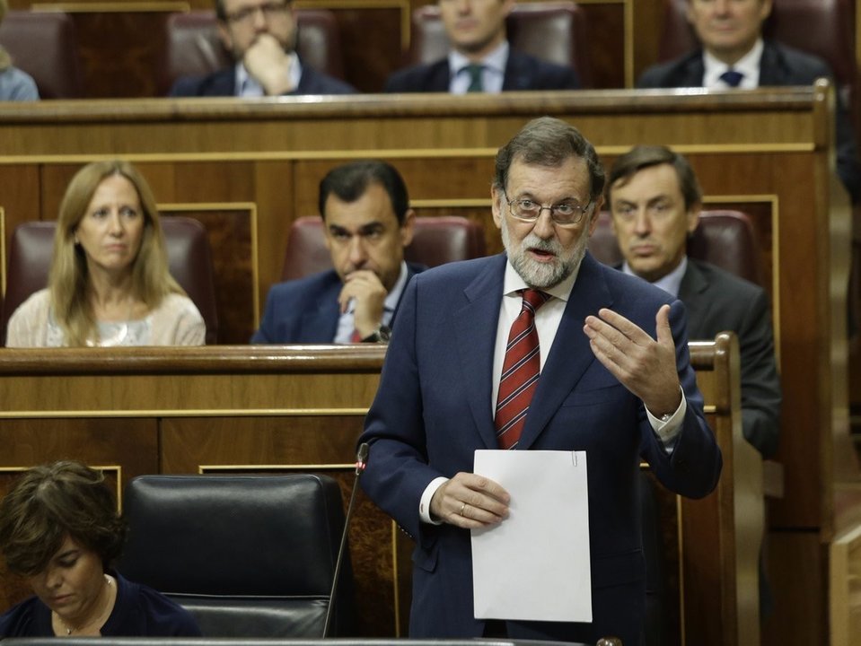 Mariano Rajoy contesta en una sesión de control al Gobierno.