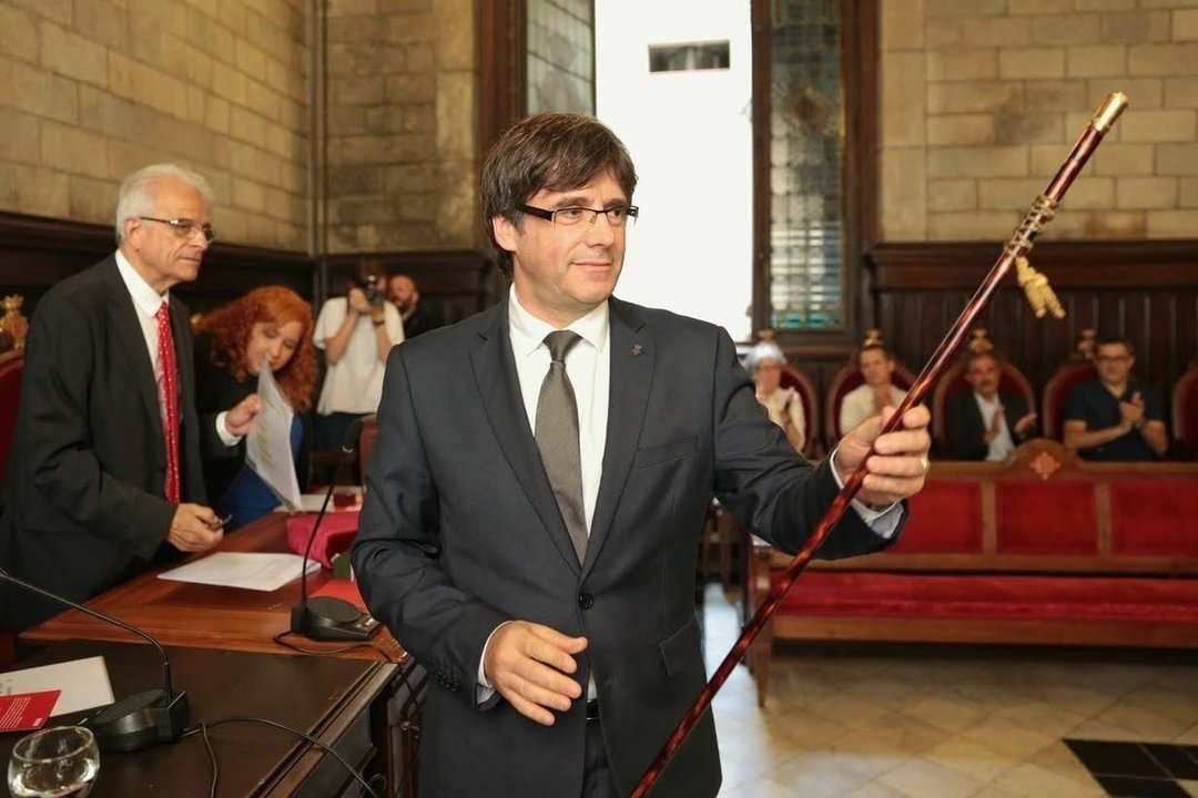 Carles Puigdemont toma posesión de la alcaldía de Gerona
