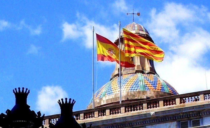 Las banderas de España y Cataluña, en el Palau de la Generalitat.
