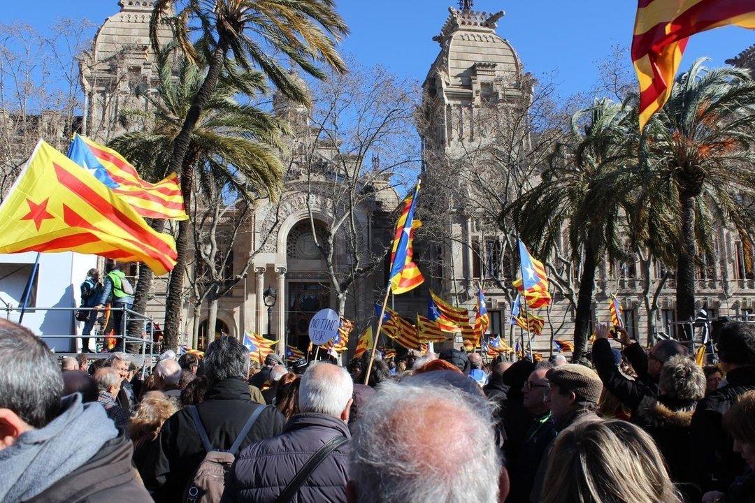 Concentración independentista ante el Tribunal Superior de Justicia de Cataluña.