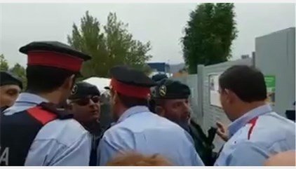 Mossos y Guardia Civil se enfrentan dialécticamente ante un centro electoral el 1-O.