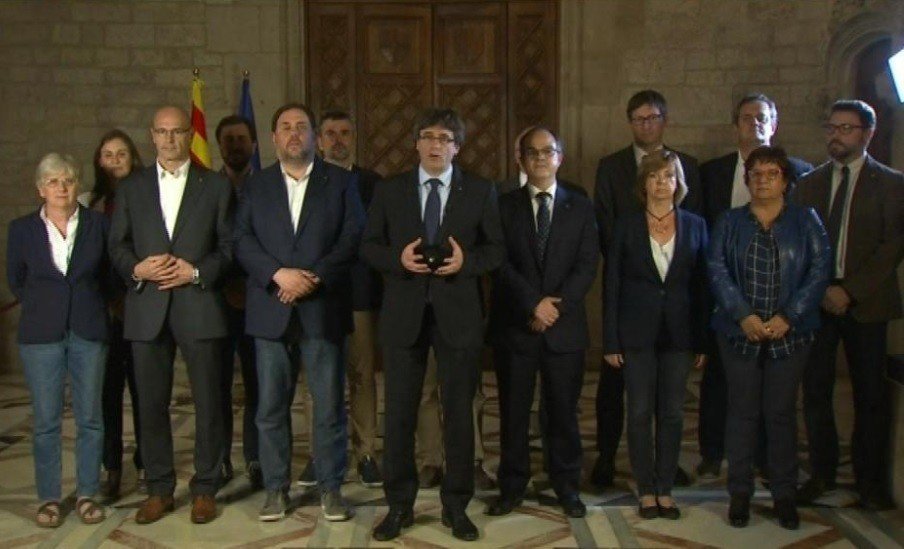 Puigdemont comparece con su gobierno tras el 1-O.