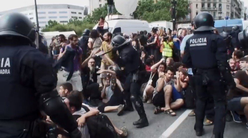 Mossos d'Esquadra desalojan al 15-M de Plaza Catalunya.