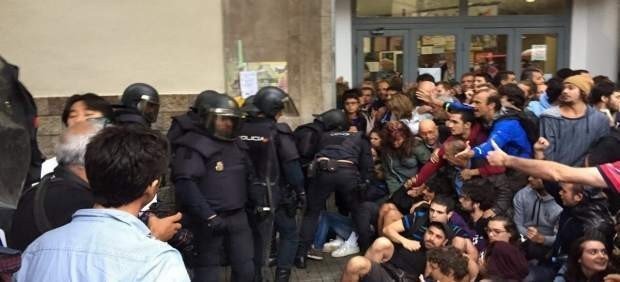 Disturbios en una intervención de la Policía Nacional el 1-O.