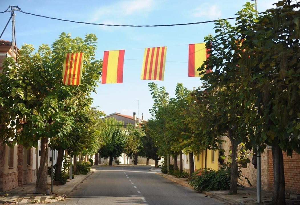 Banderas españolas y catalanas en las fiestas de Gimenells i el Pla de la Font.