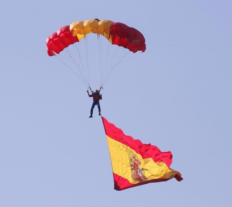 La Patrulla Acrobática de Paracaidismo del Ejército del Aire baja la bandera de España.