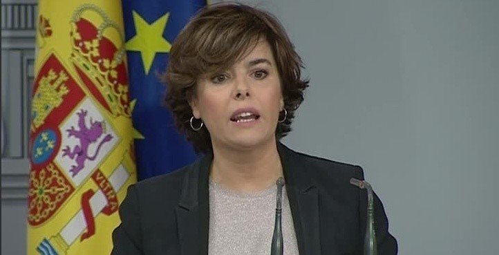 Soraya Sáenz de Santamaría explica la reacción del Gobierno a la carta de Puigdemont.