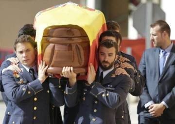 La llegada del féretro del teniente Serrano de vuelta a Torrejón tras su accidente.
