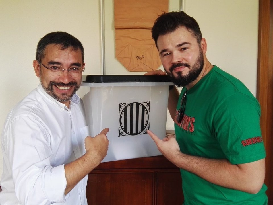 Gabriel Fernández, concejal de ERC en Sabadell, y Gabriel Rufián, con una urna días después del 1-O.
