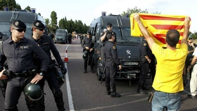 Guardias civiles increpados por independentistas en Cataluña.