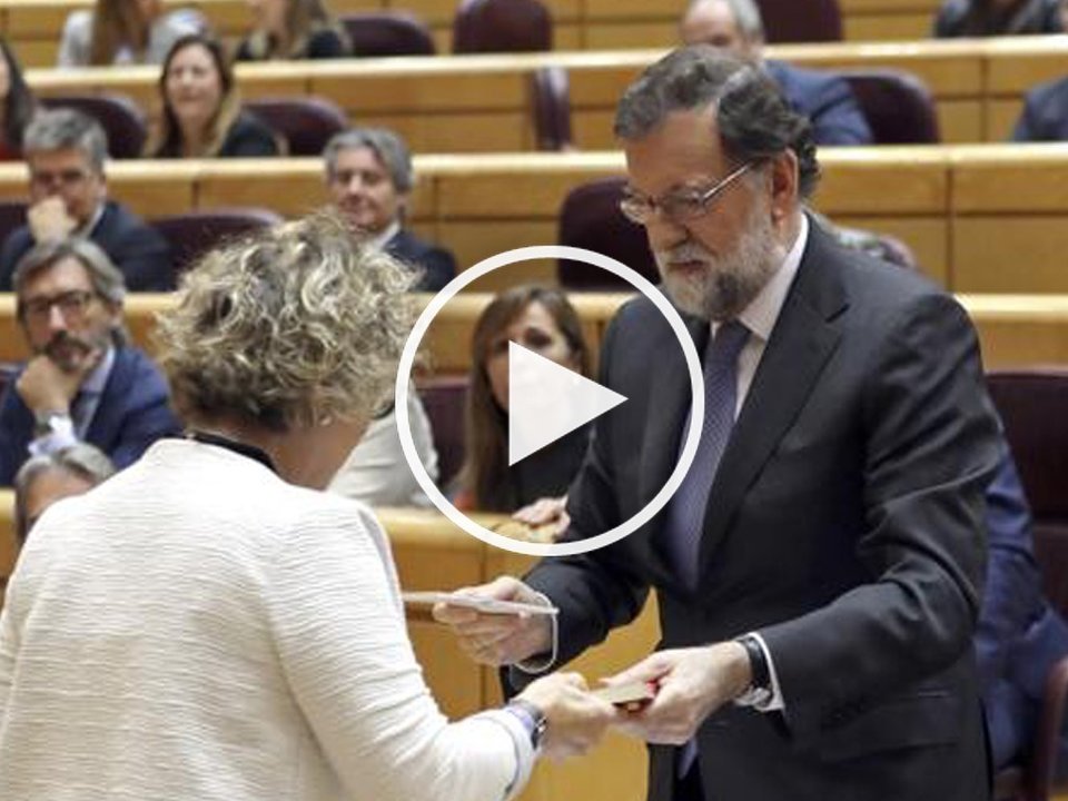 Rajoy le entrega la Constitución a la senadora de ERC