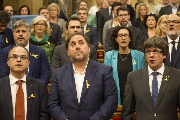 Jordi Turull, Oriol Junqueras y Carles Puigdemont, en el pleno del Parlament que declaró la independencia.