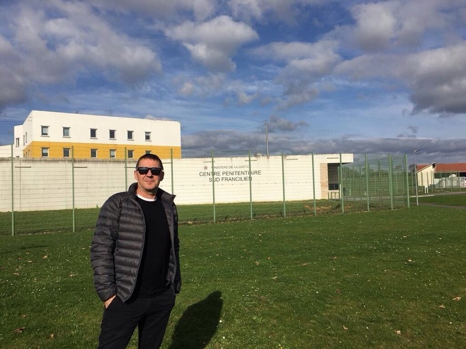 Arnaldo Otegi se fotografía ante la prisión francesa de Sud Francilien, donde están presos Mikel Antza y Anboto.