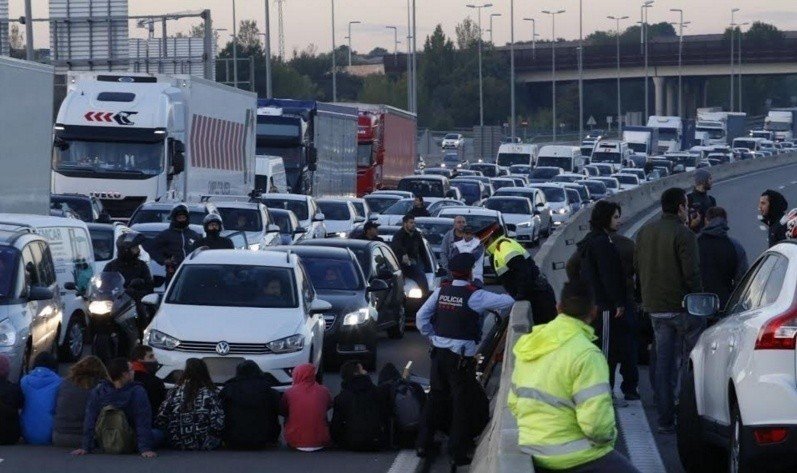 Mossos d´ Esquadra permitiendo el corte de una carretera durante la huelga.