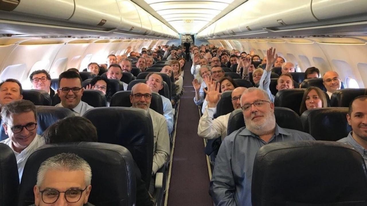 Alcaldes independentistas en el vuelo charter rumbo a Bruselas.