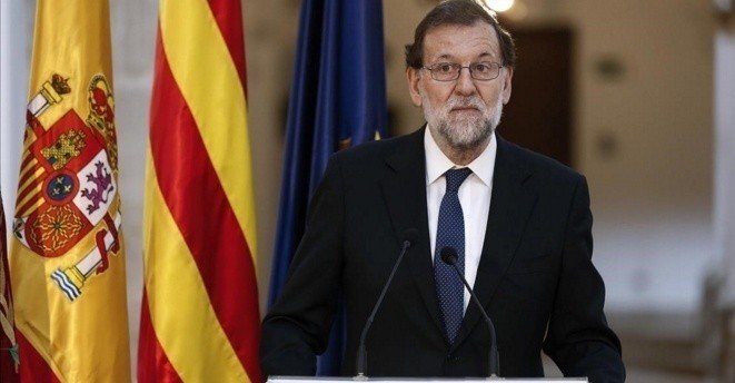 Mariano Rajoy, con las banderas de España y Cataluña.