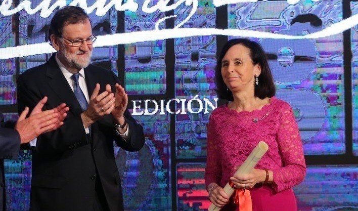 Mariano Rajoy aplaude a María Emilia Casas.