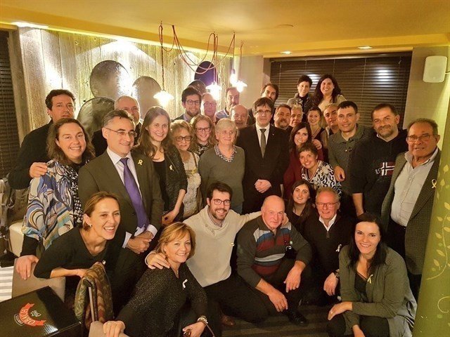 Puigdemont, compartió mantel con los alcaldes independentistas que viajaron a Bruselas.