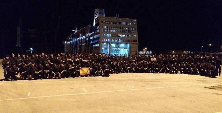 Los policías desplegados en Cataluña posan en el puerto de Barcelona.