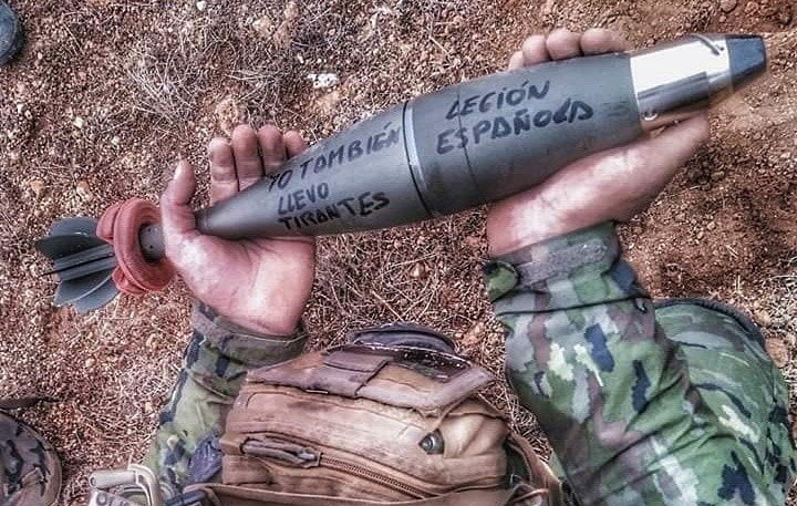 Un mortero de granada dedicado por legionarios a Víctor Laínez.