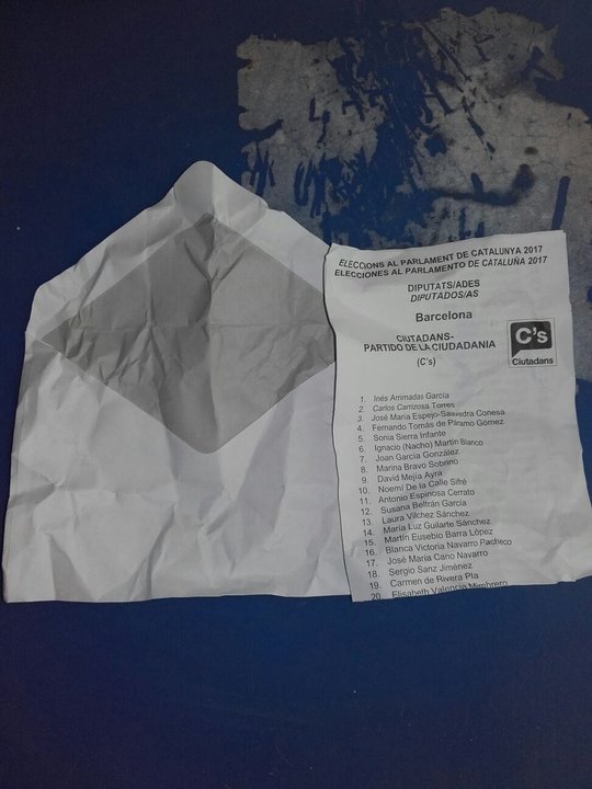Un sobre con papeleta de Ciutadans denunciado en Hospitalet de Llobregat.