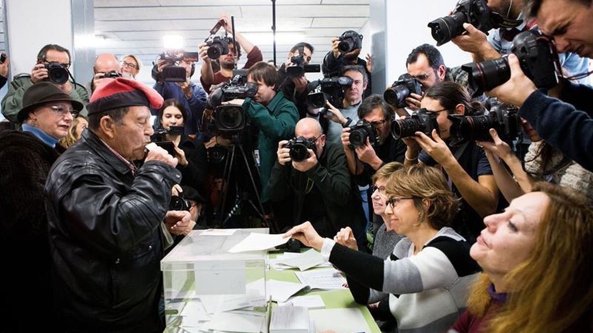 Un hombre vota en las elecciones catalanas.