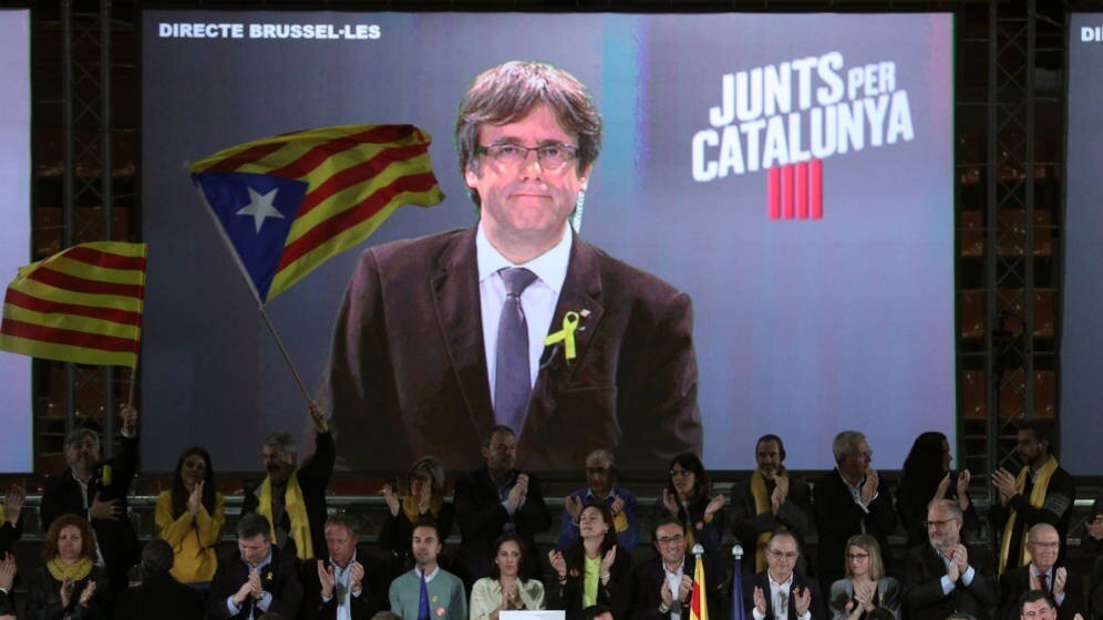 Puigdemont interviene en un acto de campa&ntilde;a de JxCat desde Bruselas.
