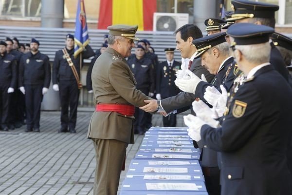 El Jefe del Estado Mayor del Ejército recibiendo la medalla.