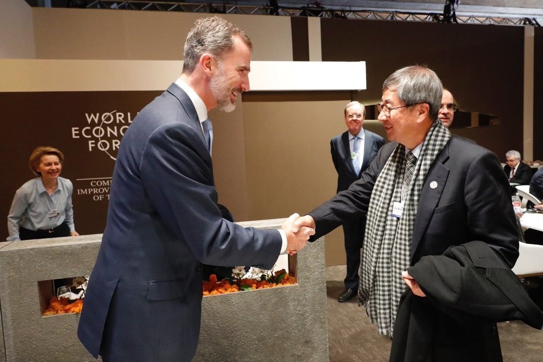 Felipe VI, en Davos con el presidente de Lim Boon Heng, presidente del fondo de inversión Temasek Holdings.