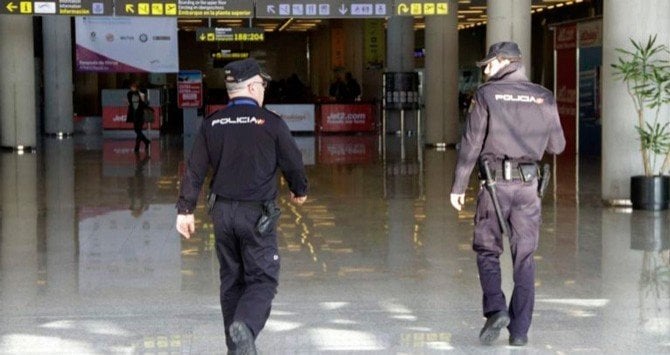Dos agentes de la Policía Nacional en El Prat.
