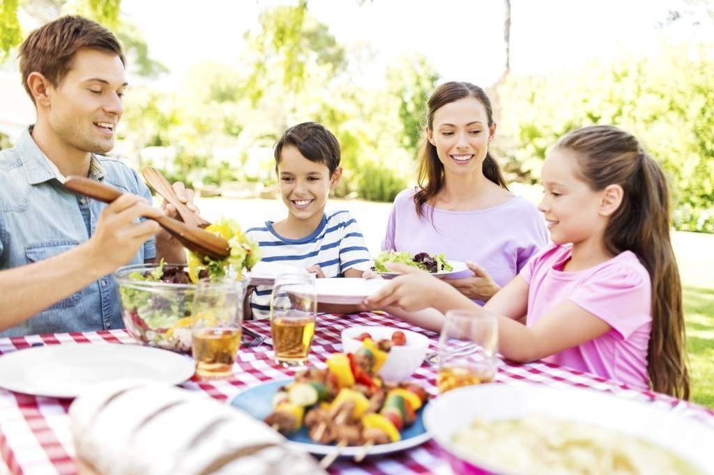Comer en familia ayuda a los niños a adoptar hábitos saludables y prevenir la obesidad